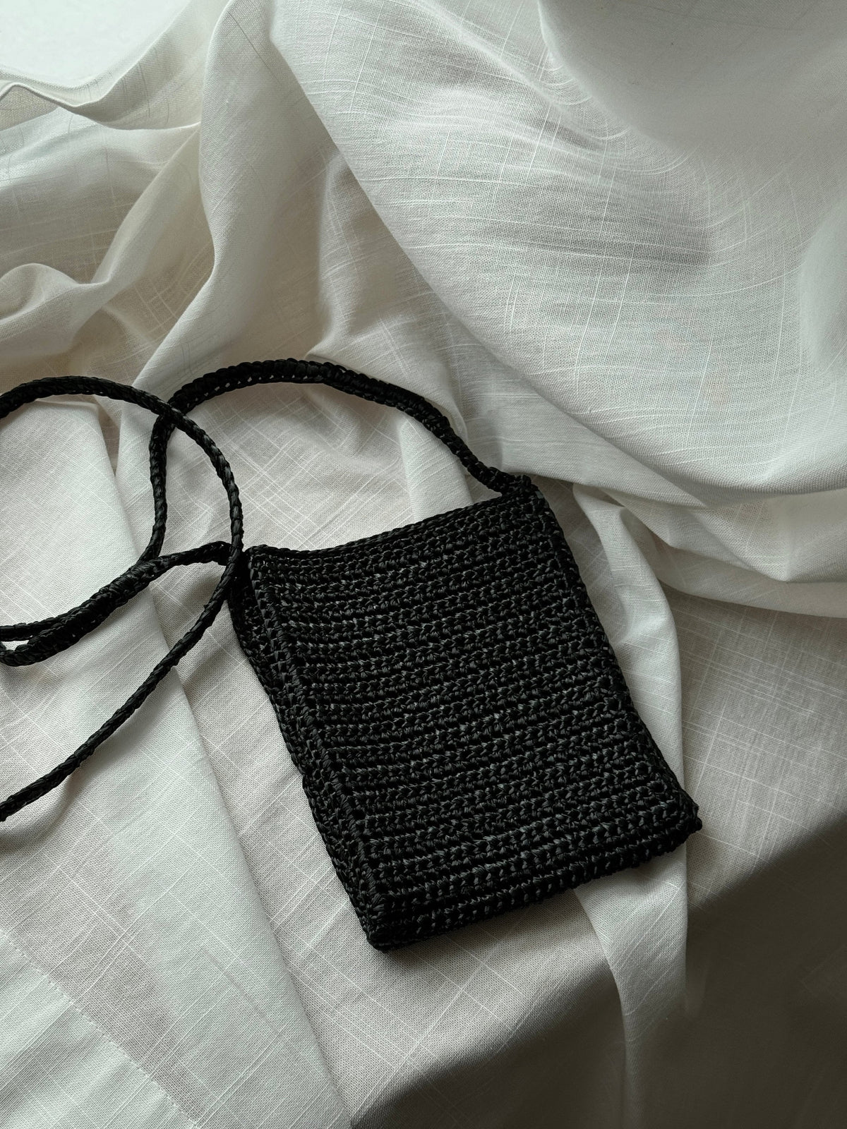 Handwoven Raffia Phone Crossbody Bag for Women, Minimalist Summer Straw Shoulder Purse with Leather Trim, Lightweight Vacation Pouch